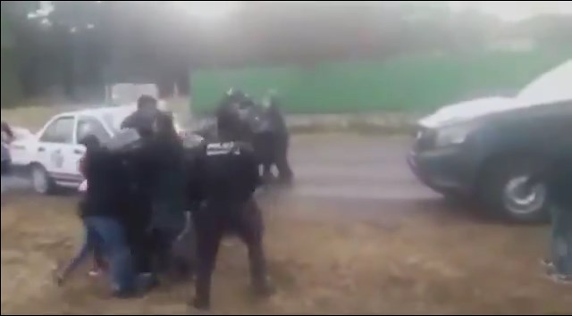 Turistas se enfrentan con policías en Huasca