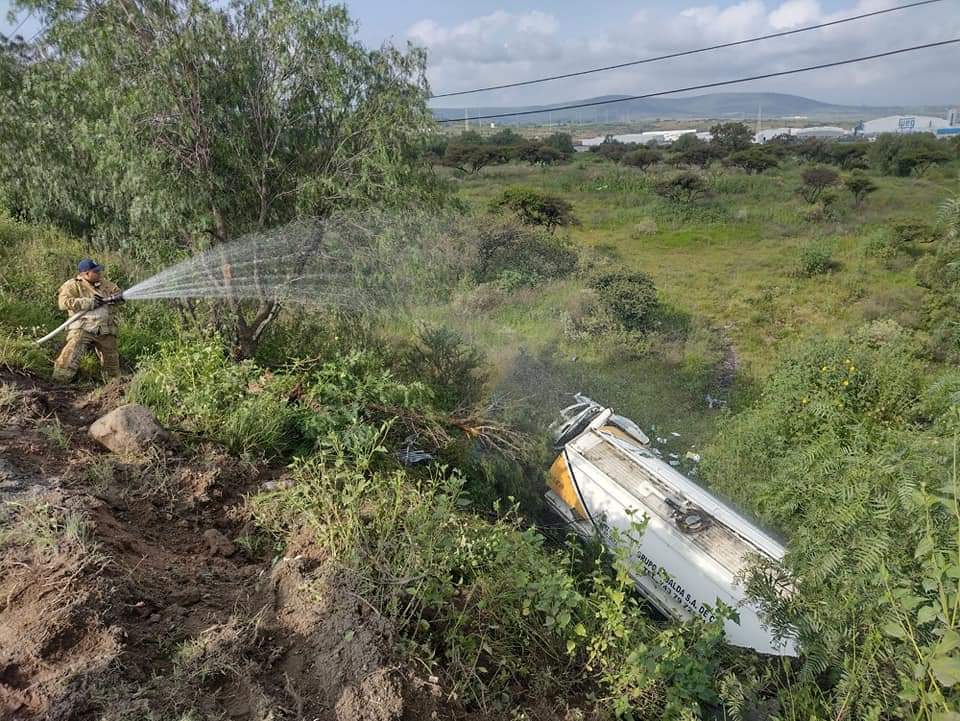 Vuelca pipa cargada con gasolina y cae a un barranco en Atotonilco de Tula