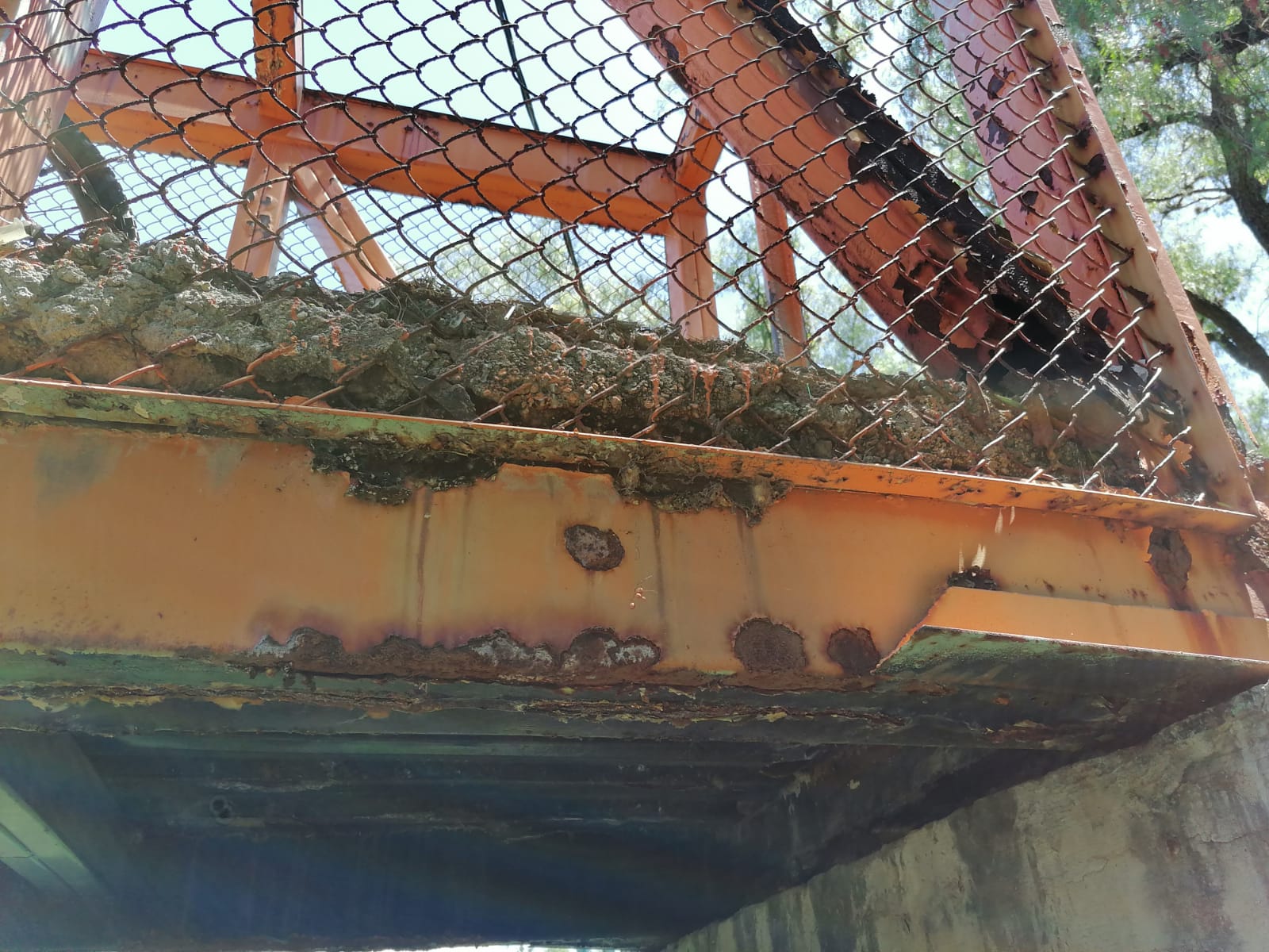 Puente Peatonal dañado por lluvias en Tula