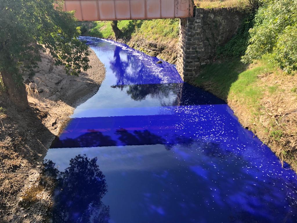 La presidencia municipal de Tula de Allende investiga las causas por las que las aguas del Río Tlautla se tornaron de color azul por algunas horas.