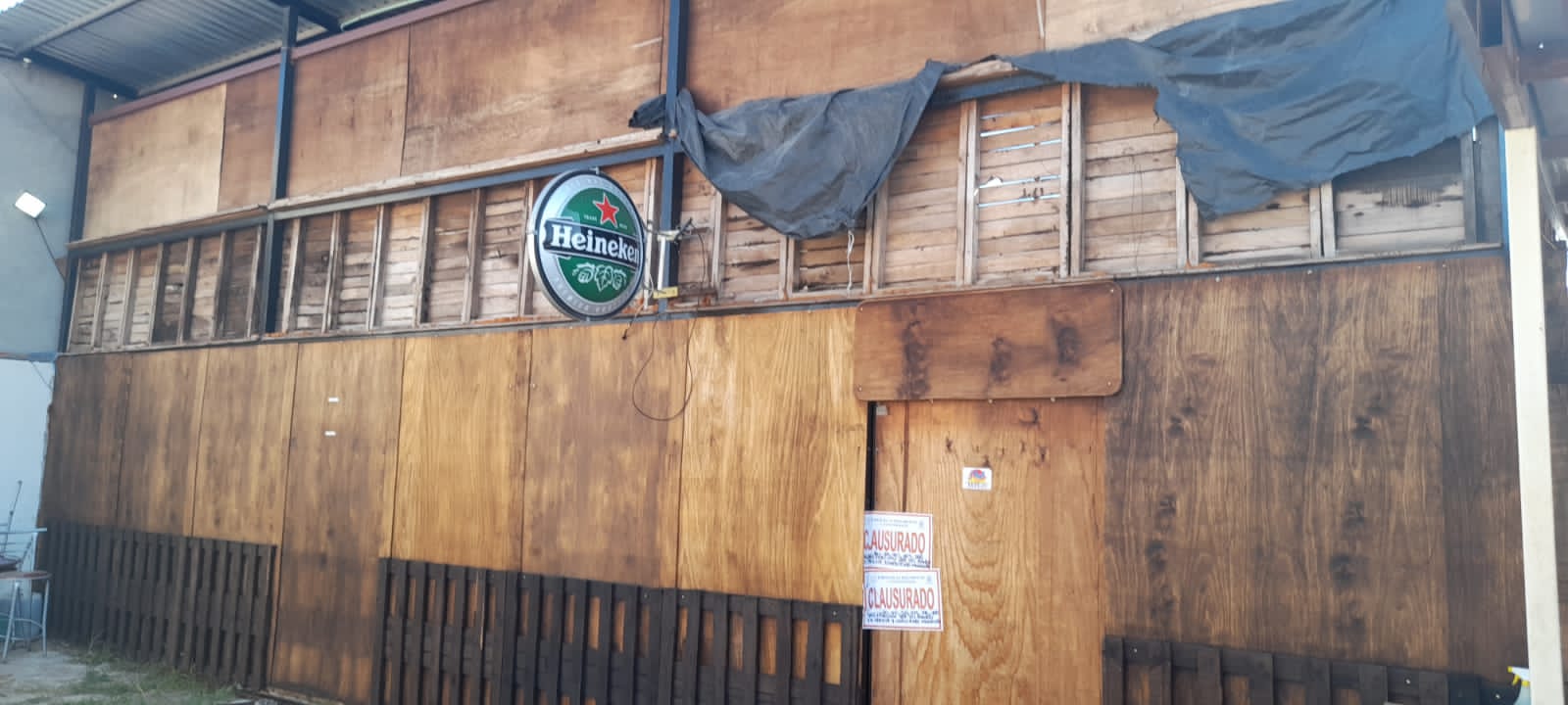 En Tepeji, Dirección de Reglamentos clausura dos negocios con venta clandestina de alcohol