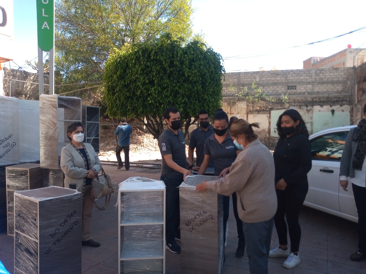 En Tula entregaron muebles a afectados por inundación, gestionados por Canacintra
