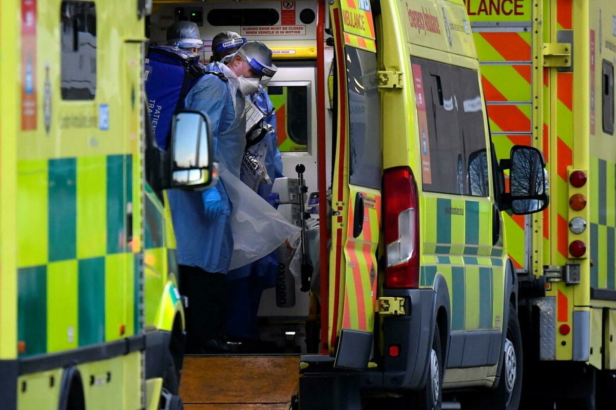 omicron-reino-unido-primera-muerte-variante 1