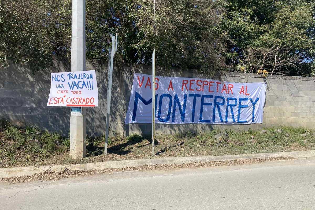 rayados-protestas-aficionados-monterrey-entrenamiento 1