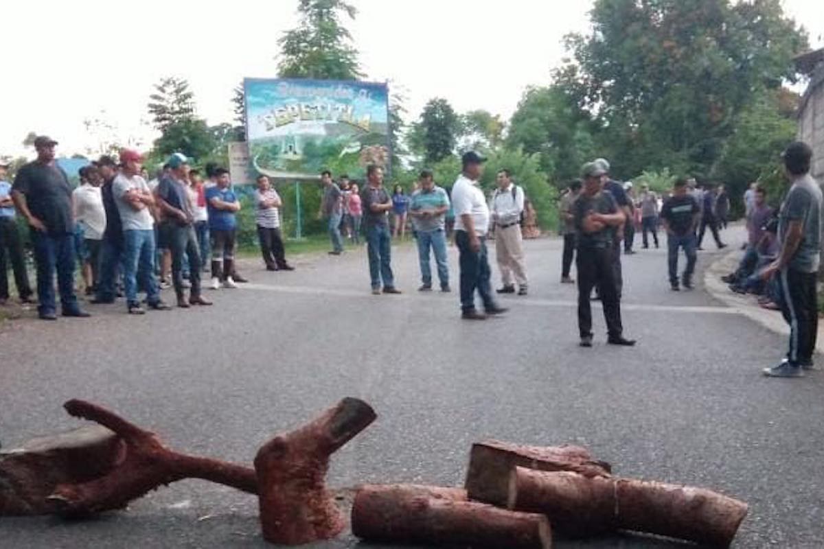 bloquean-carretera-yahualica-exigir-obras-comunidad