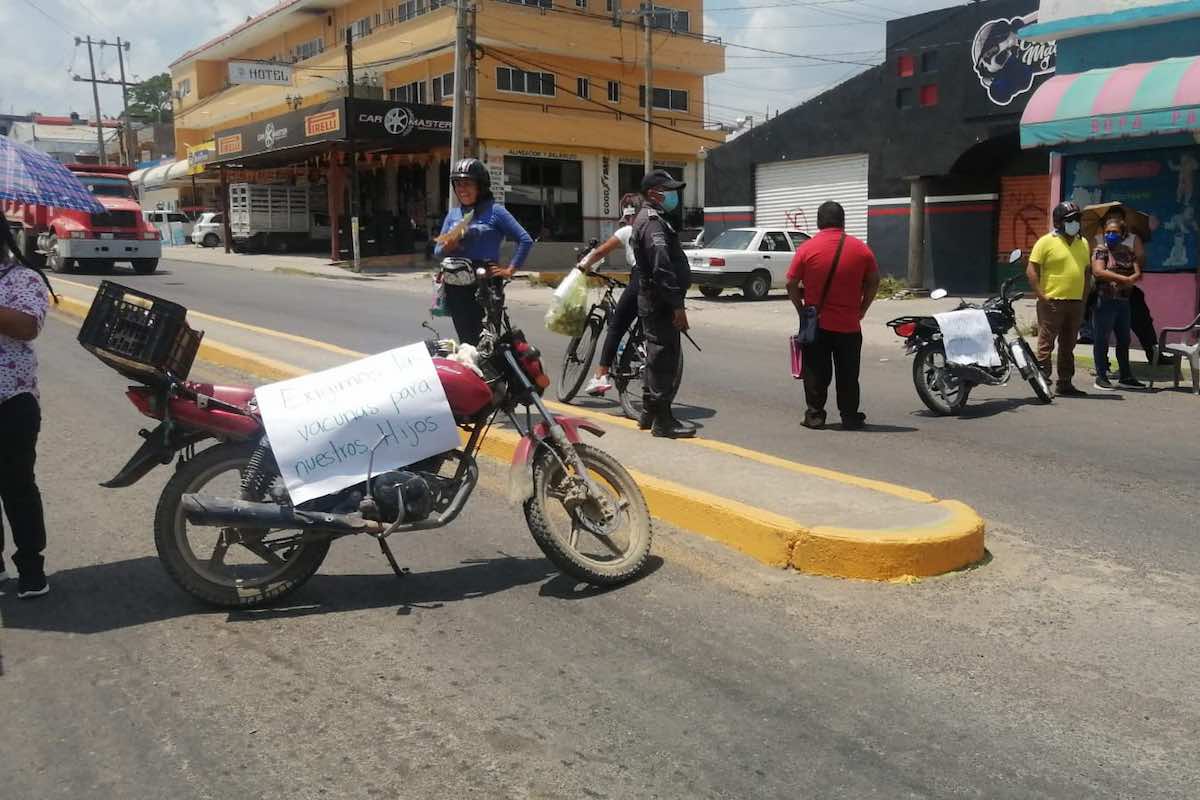 bloqueo-protesta-vacunas-covid-menores-huejutla