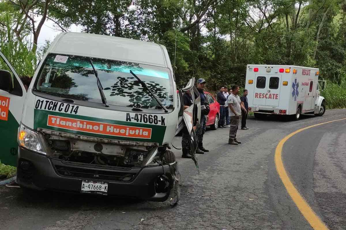 combi-pasajera-choca-automóvil-lesionados