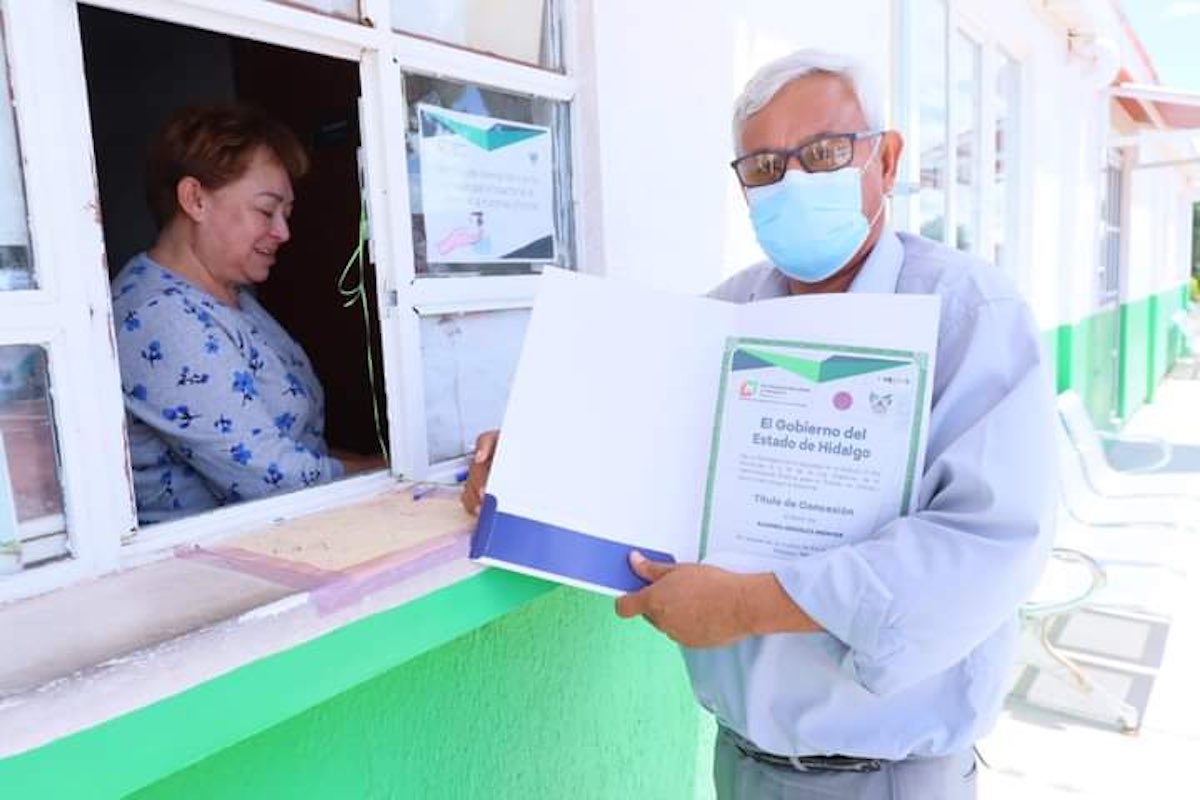 entregan-titulos-concesion-transportistas-hidalgo