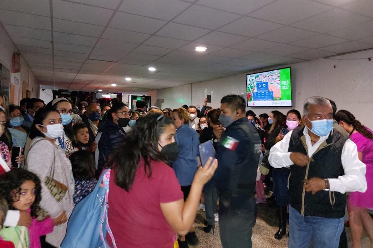 manifestantes-impiden-salida-niños-palacio-gobierno-hidalgo