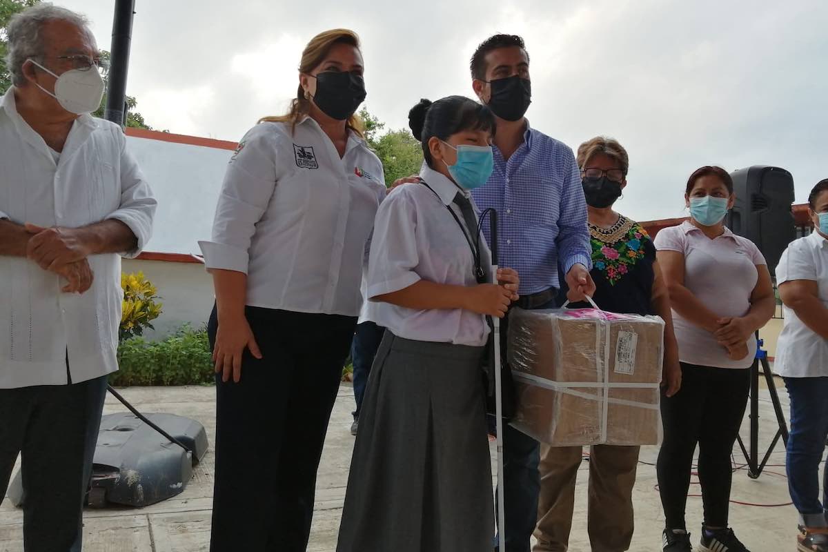 niña-discapacidad-visual-libros-texto-sistema-braille