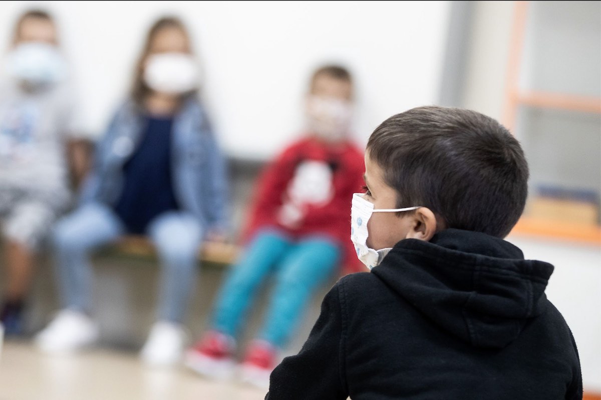 disminuyen-contagios-covid-niños-adolescentes