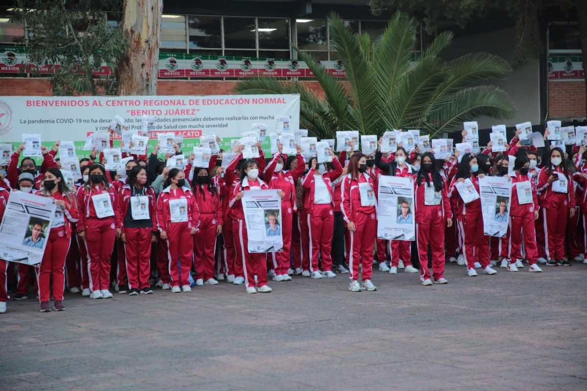 estudiantes-normalistas-protestan-exigen-localizacion