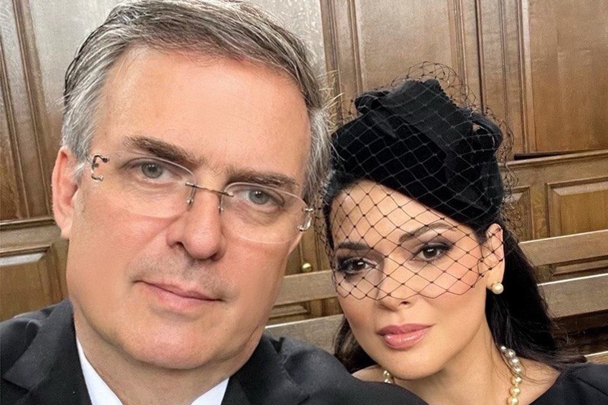 marcelo-ebrard-selfie-isabel-ii-funeral