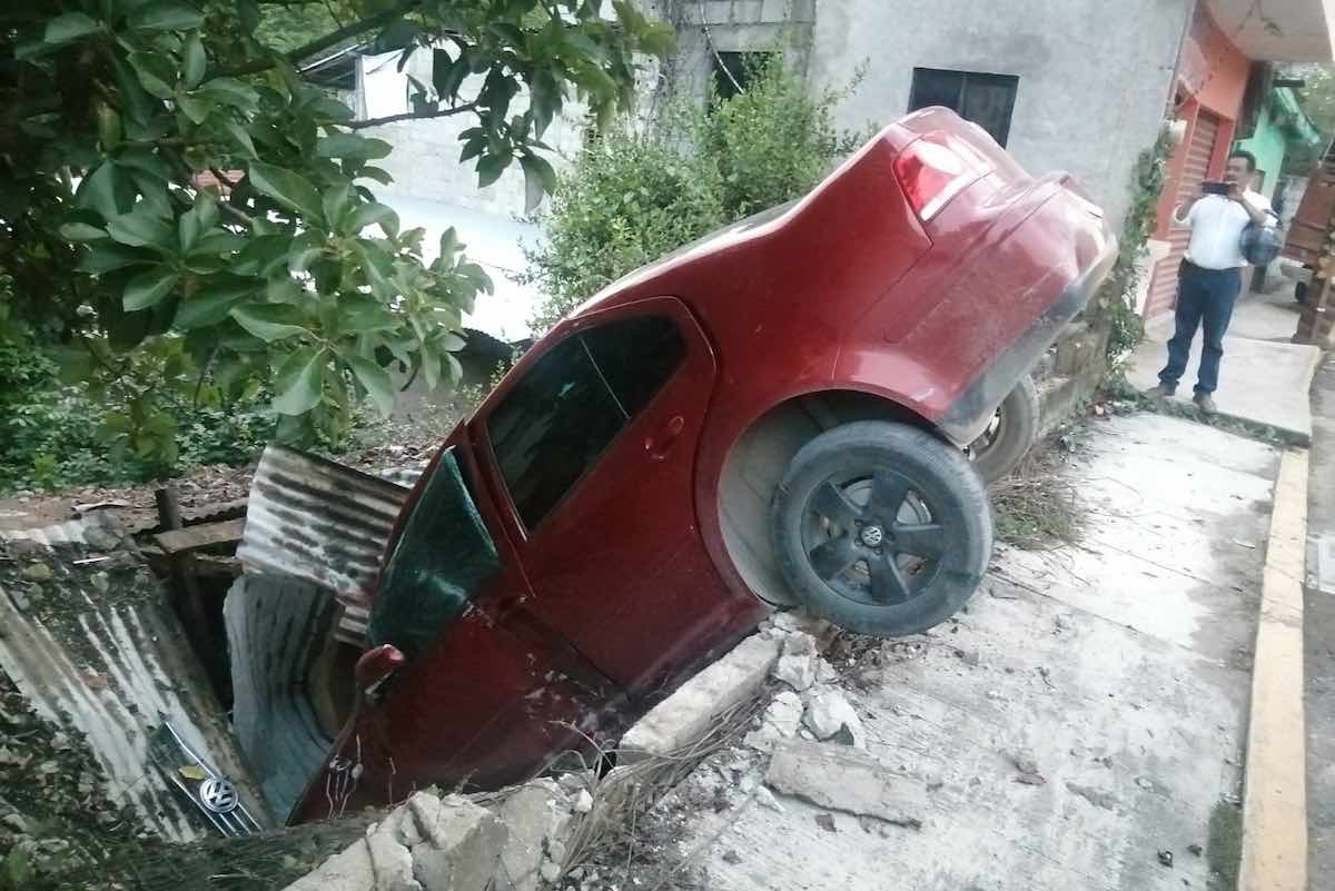 vehiculo-termina-sobre-techo-galera-huejutla