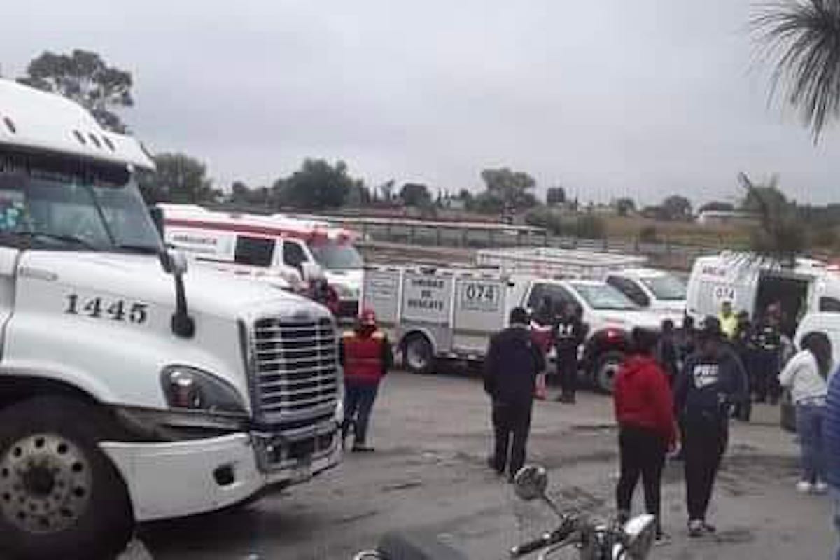 trailer-choca-vehiculo-carretera-mexico-queretaro