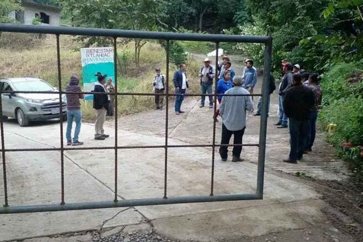 vecinos-cierran-paso-secretario-municipal-ixtlahuac