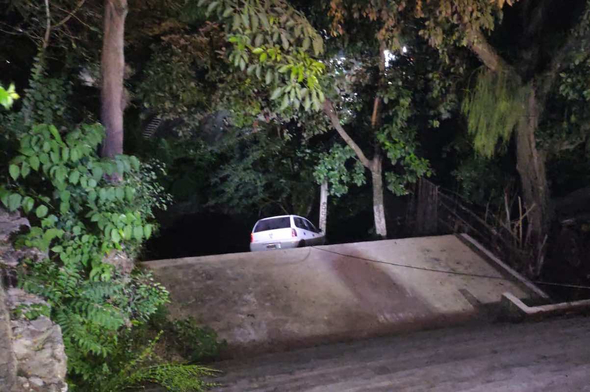 automovil-cerca-irse-vacio-soporte-huejutla