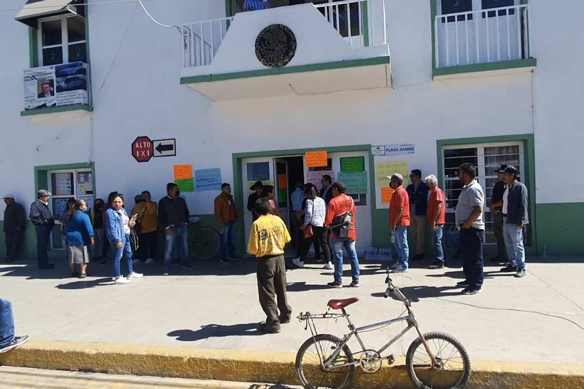 vecinos-tomaron-alcaldia-tlaxcoapan-exigen-reparacion-carretera