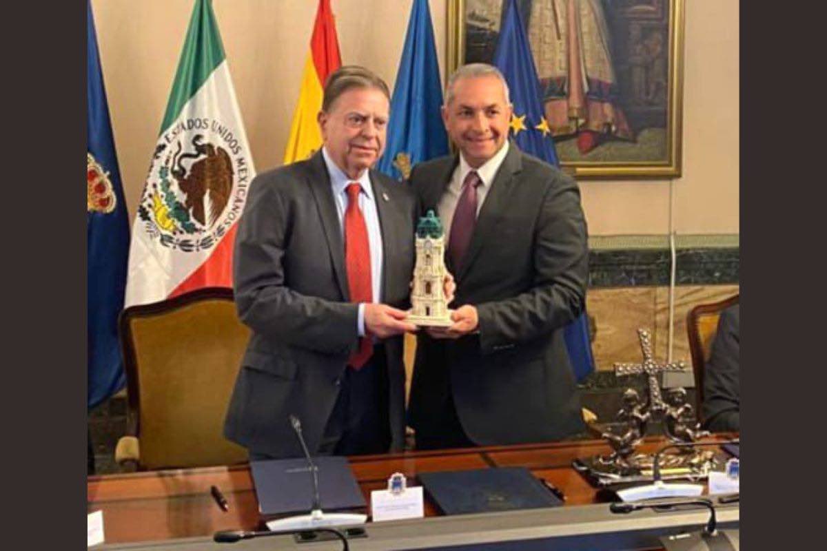 sergio-baños-firma-hermanamiento-pachuca-oviedo-espña