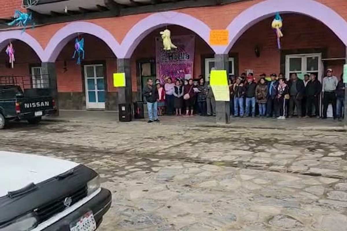 vecinos-protestan-alcaldia-calnali