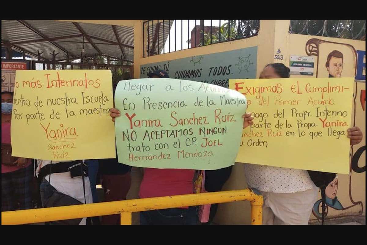 padres-familia-exigen-maestro-primaria-huejutla